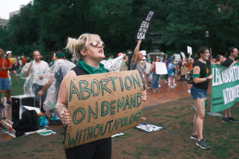 Derecho. Personas protestando frente a la Casa Blanca para defender el aborto legal, en Washington (EE.UU). EFE