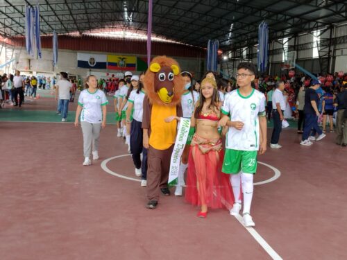 ALGARABÍA. Los equipos vistieron uniformes de diferentes países.