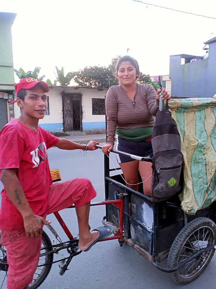 LABOR. Josselyn junto a Kevin recorren varios sectores de la ciudad en busca de material reciclable.