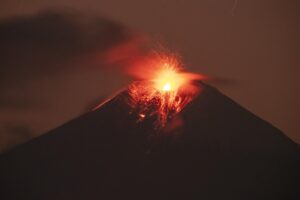 Volcán Sangay arroja material incandescente y genera 7 explosiones cada hora