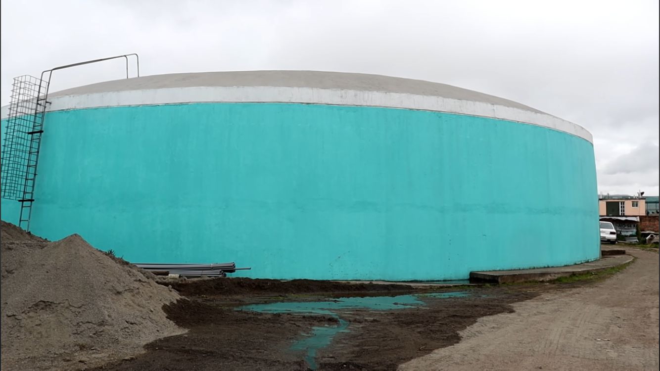 Daños. Uno de los tanques comenzó a presentar fisuras. El agua se filtra por la parte baja.