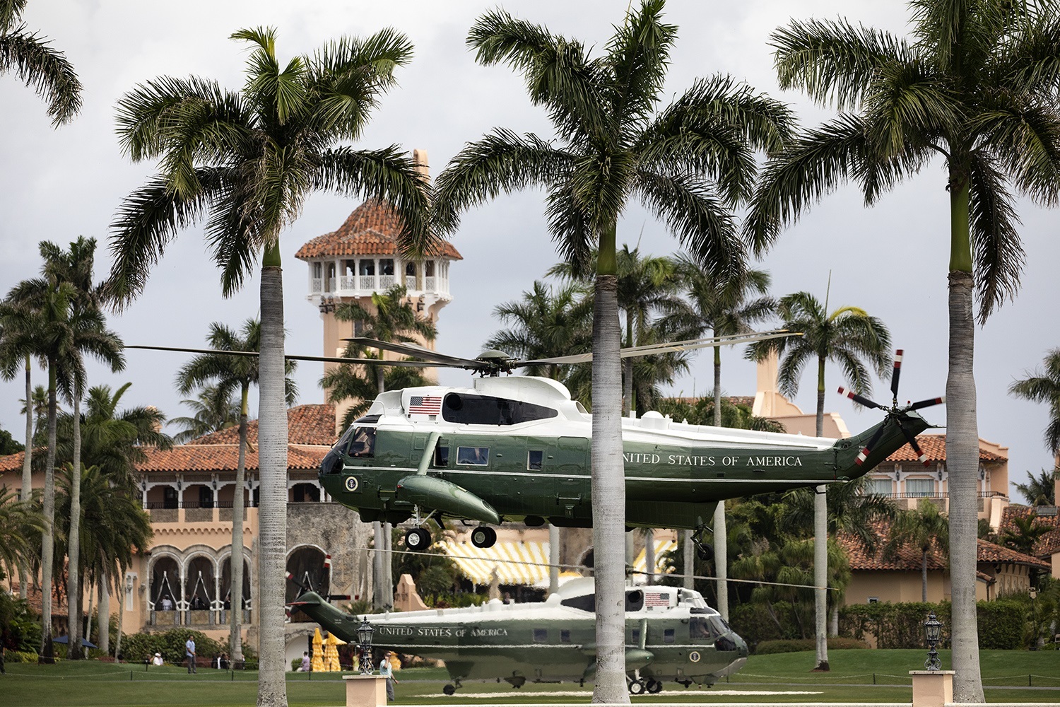 El FBI retiró unas 12 cajas de la mansión de Trump en Florida