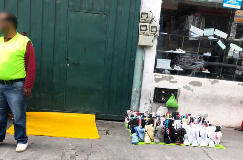 Informales pagan por usar las veredas en la Tomás Sevilla y la Primera Imprenta, en el centro de Ambato