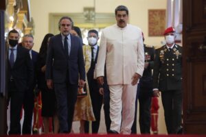 Risas y abrazos en la presentación de credenciales del Embajador de Colombia ante Maduro