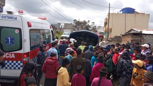 Comuneros acudieron a observar el suceso, el niño fue llevado al centro forense.