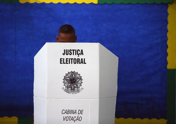 Democracia. Una persona votando en unas elecciones brasileña, en una fotografía de archivo. EFE