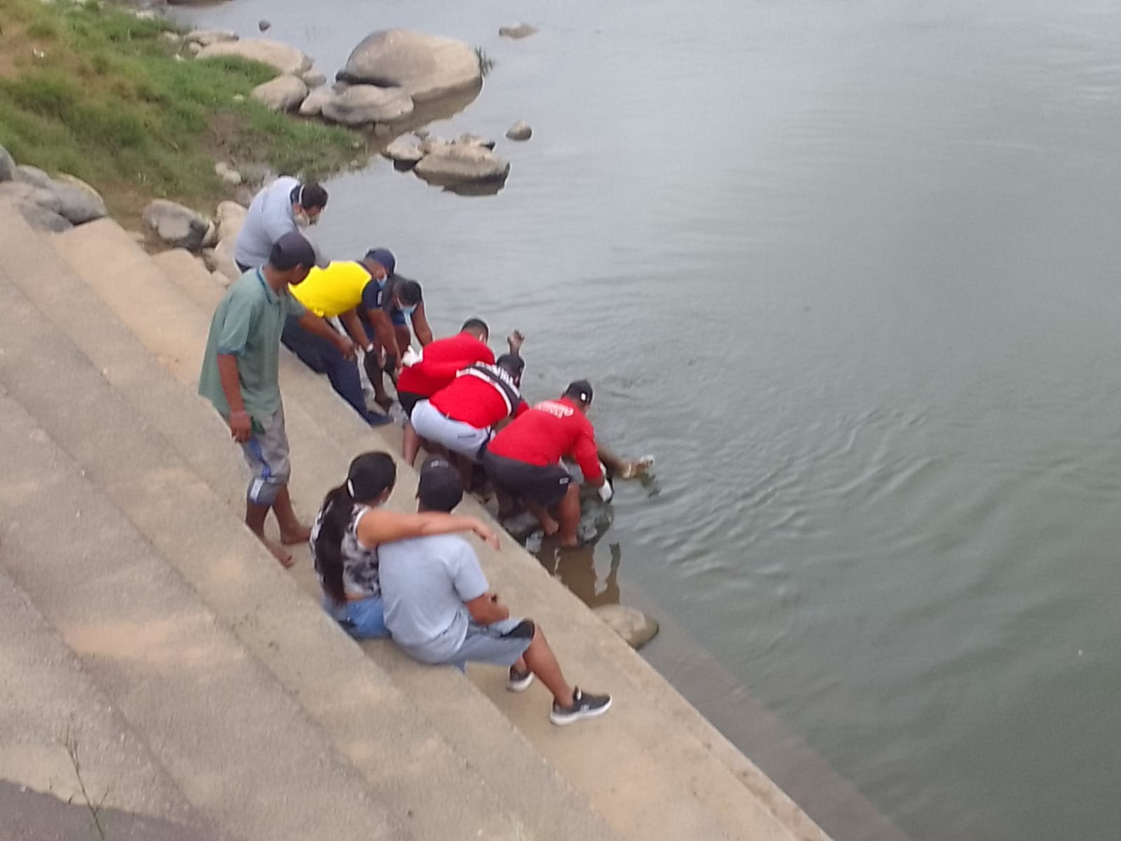 Se lanzó al río y apareció muerto