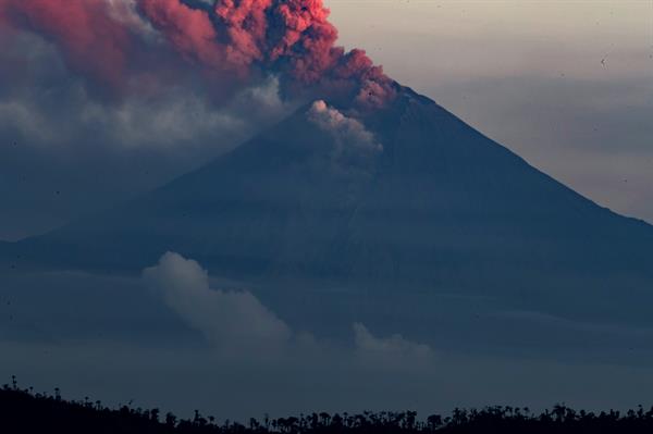 Vuelos cancelados y demorados en Ecuador por la expansión de ceniza del volcán Sangay