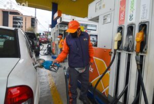 Más del 60% vehículos en Ecuador necesitan gasolina súper
