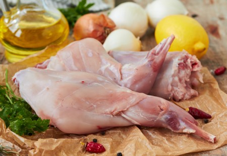 Existen varias recetas para preparar la carne de conejo.