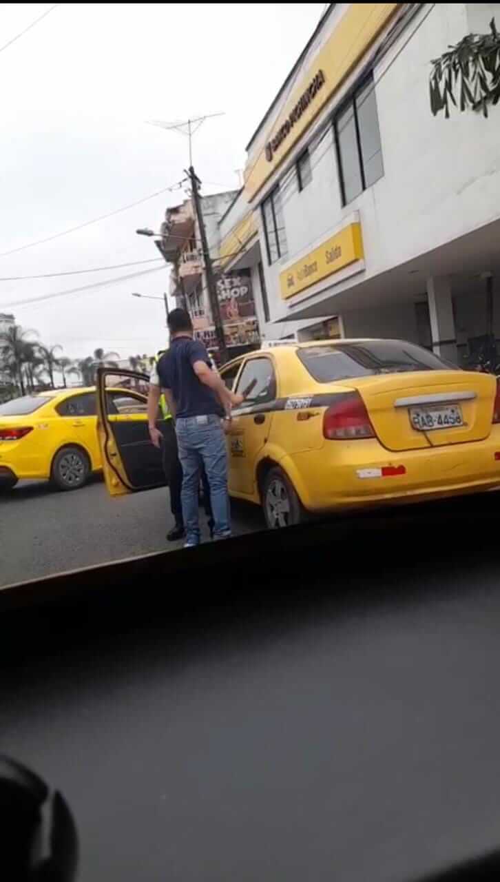 Taxista y agente de la CTE discuten y amenazan con caerse a golpes