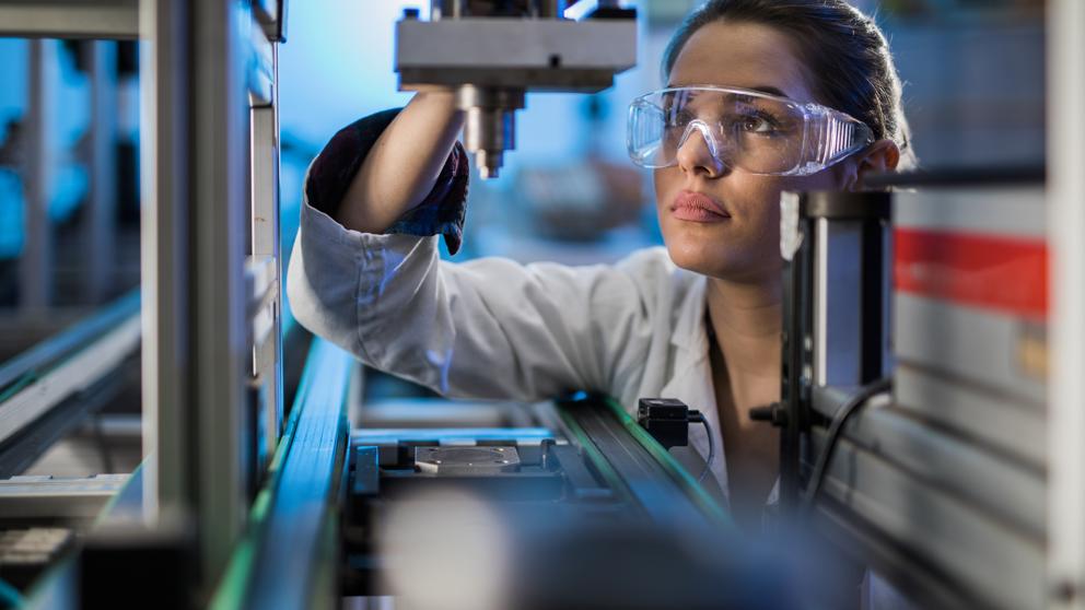 Cuatro veces más hombres que mujeres estudian carreras científicas y tecnológicas en Ecuador