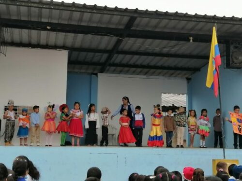 CULTURA. Un grupo del alumnado danzó en honor al Día del Folclor.