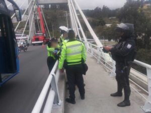 Policía impide un suicidio en Ambato