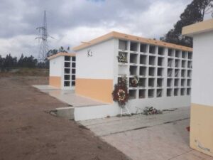 Se investigan posibles disparos en sepelio en cementerio de Ambato