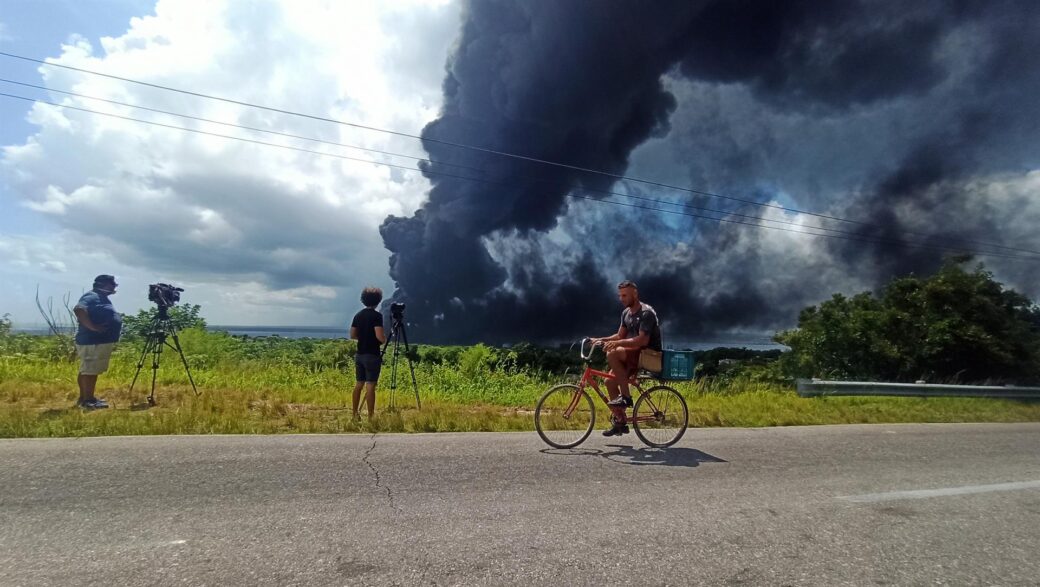 Al menos 17 bomberos cubanos están desaparecidos en incendio en Cuba