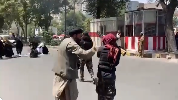 Talibanes dispersan con disparos una manifestación de mujeres en Afganistán