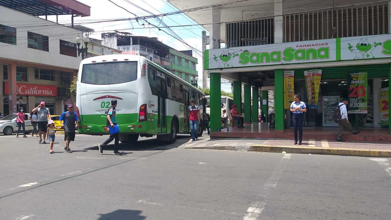 Parada de buses dificulta el tránsito vehicular en el centro