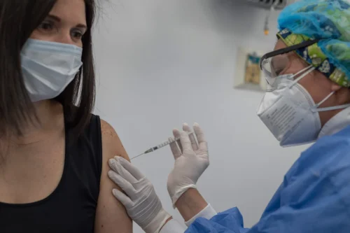 Varios puntos de vacunación habilitados para las vacunas de refuerzo contra el covid en Tungurahua.