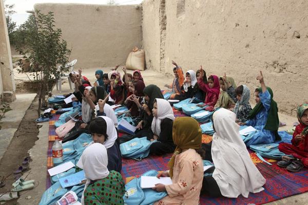 Género. Niñas recibiendo clase en una improvisada escuela en Kunduz, Afganistán. EFE
