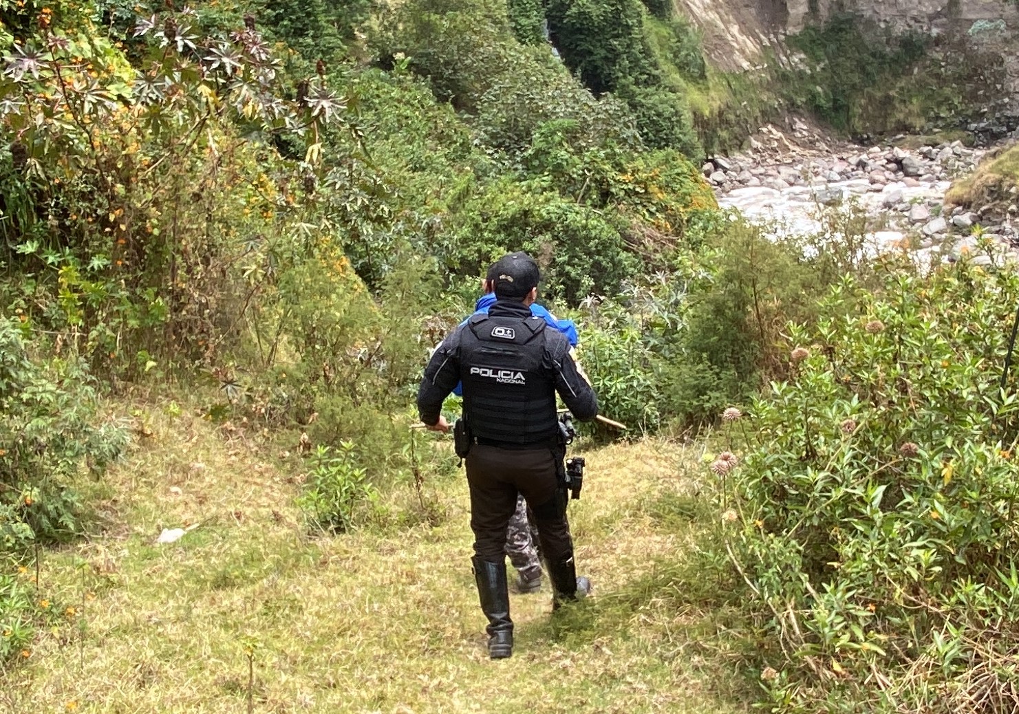Espacio. Guápulo fue el nuevo punto de búsqueda de la Policía, Fiscalía y Bomberos.