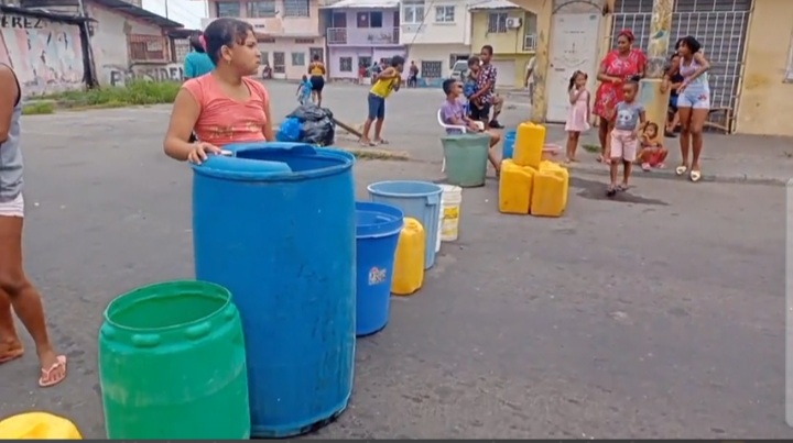 Ciudadanos cierran la calle en exigencia de agua potable