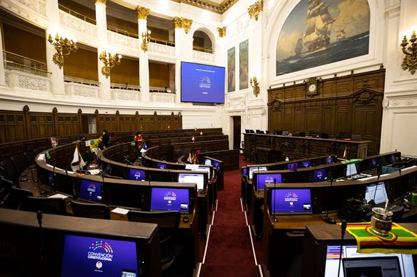 Partidos políticos retoman diálogo constituyente en Chile, sin el Gobierno