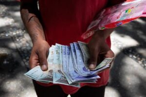 El bolívar venezolano perdió casi la mitad de su valor tras un año de la reconversión