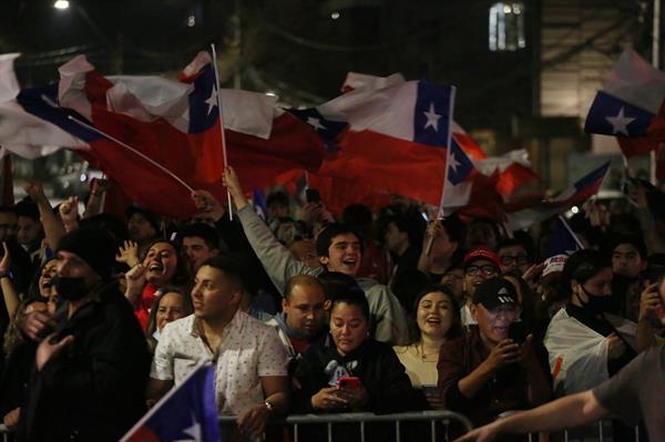 Celebración. Miles de chilenos salieron a festejar apenas se conocieron los resultados.