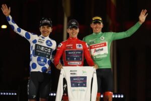 Carapaz se subió al podio de La Vuelta a España como campeón de la montaña