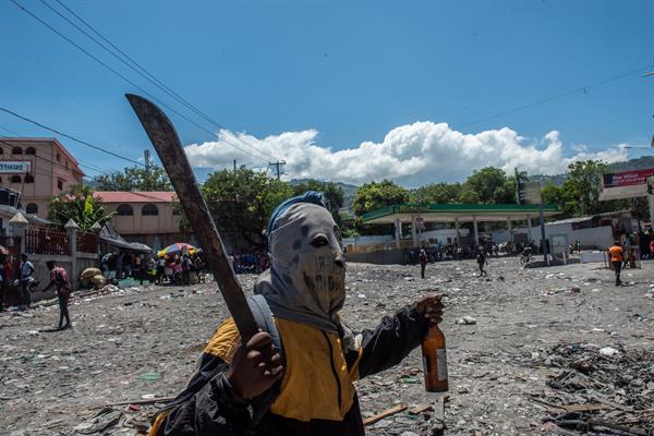 Multitudinarias manifestaciones, violencia y saqueos en Haití