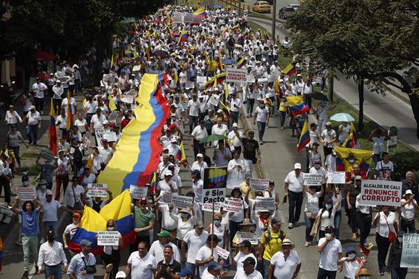 Miles de colombianos rechazan las reformas de Petro