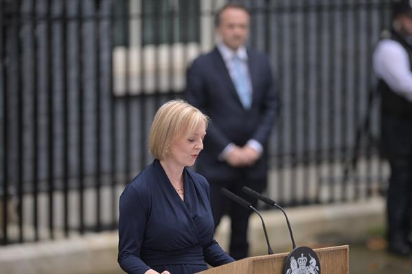 ACTO. La nueva primera ministra de Gran Bretaña, Liz Truss, habla después de llegar a Downing Street. EFE