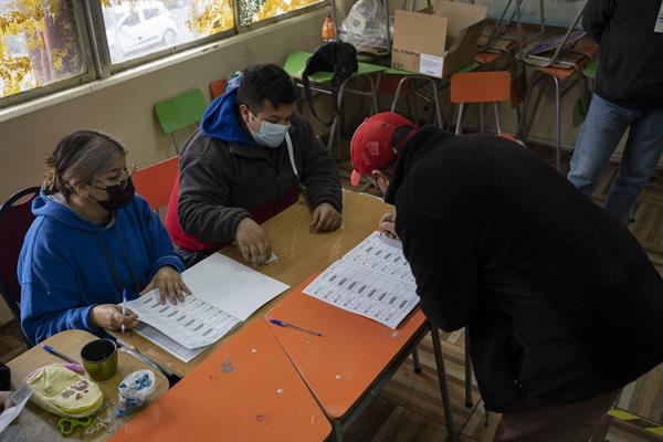 Chile comienza el conteo de votos de plebiscito constitucional