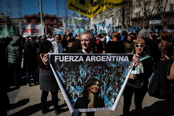 Manifestantes se movilizan en Argentina en repudio al ataque a Cristina Fernández