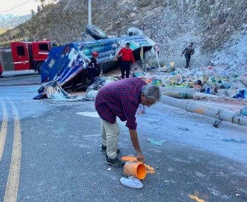 Dos heridos tras volcamiento de un tráiler en la U de Chambag, en Pelileo