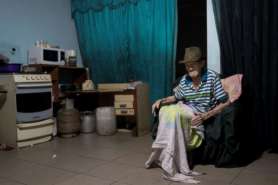 Adultos mayores de Venezuela sobreviven entre la pobreza y el desamparo