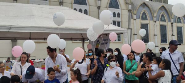 Homenaje y mensajes para las víctimas del cáncer