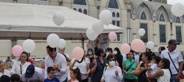 RECUERDOS. Los asistentes recordaron a sus familiares y amigos con cáncer.