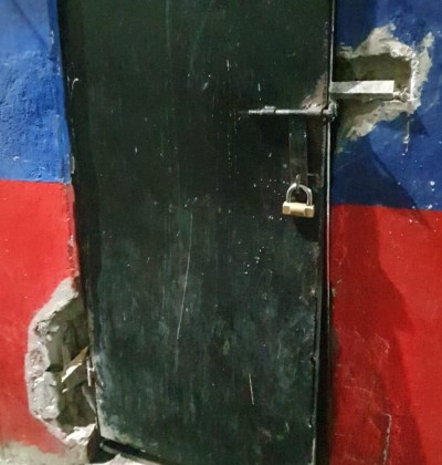 La puerta de la celda del privado de la libertad estaba vulnerada.
