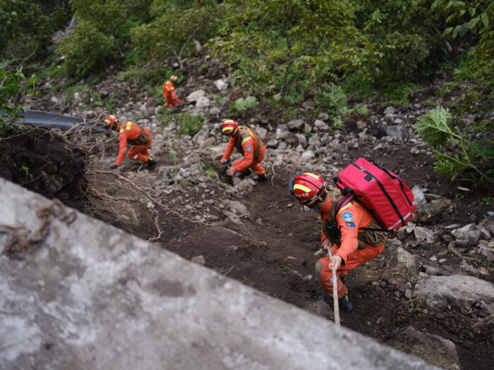 Rescate a contrarreloj tras mortal terremoto en China