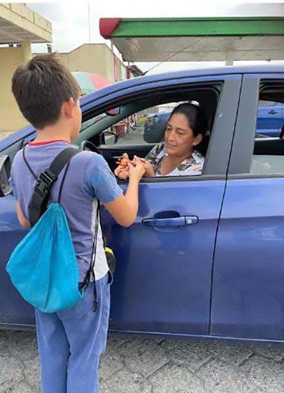 Cartucho vende dulces para estudiar y aportar al hogar