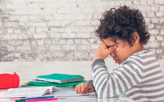 Niños y padres piden que se  controle el exceso de deberes