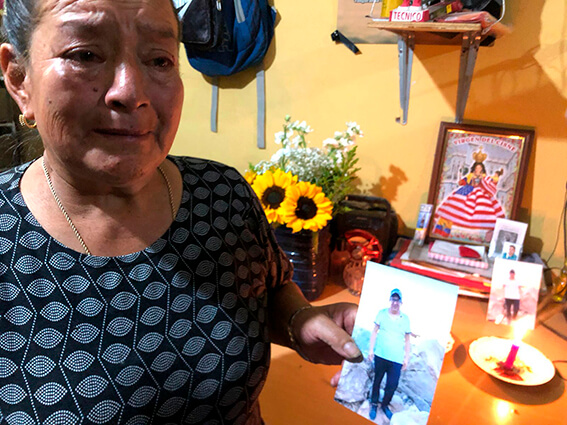 Gladis, la madre de Juan Gabriel, inmigrante desaparecido, ora todos los días en un altar improvisado.