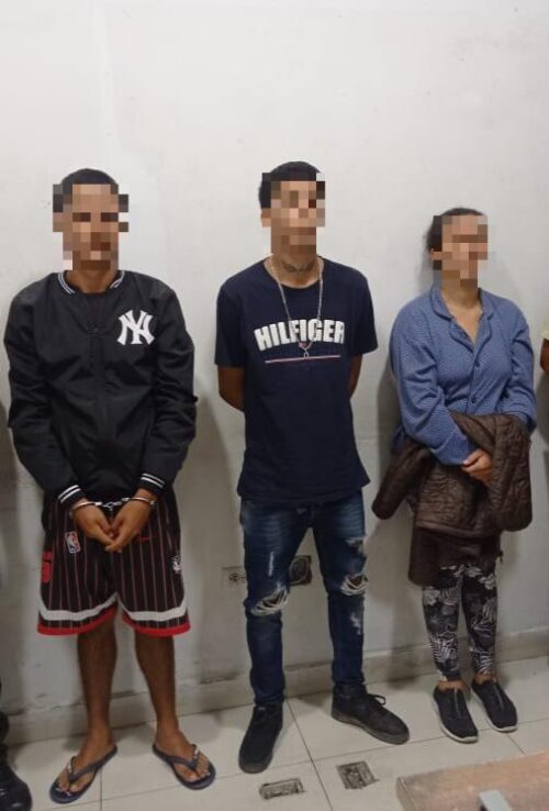 ATRAPADOS- Tres personas fueron aprehendidas por el robo de carros.