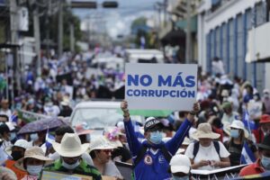 Protestas y desfile marcan la conmemoración de Independencia en El Salvador