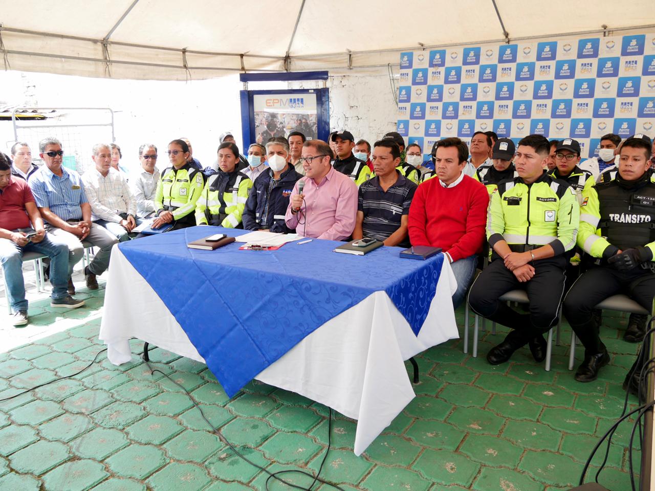 Funcionario. En el centro, Luis Fernando Ruiz, junto a directivos de la transportación de Imbabura y agentes civiles de tránsito.