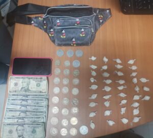 Descubren a una mujer vendiendo droga fuera del mercado Modelo