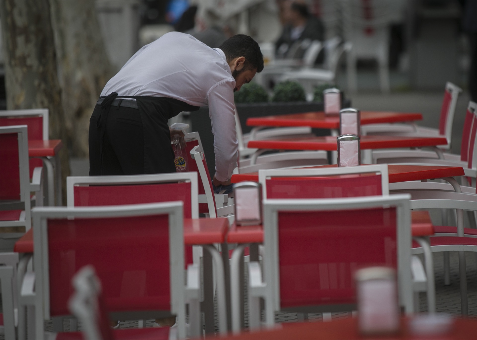 La economía española avanza hacia la recesión por el leve crecimiento de los servicios en agosto