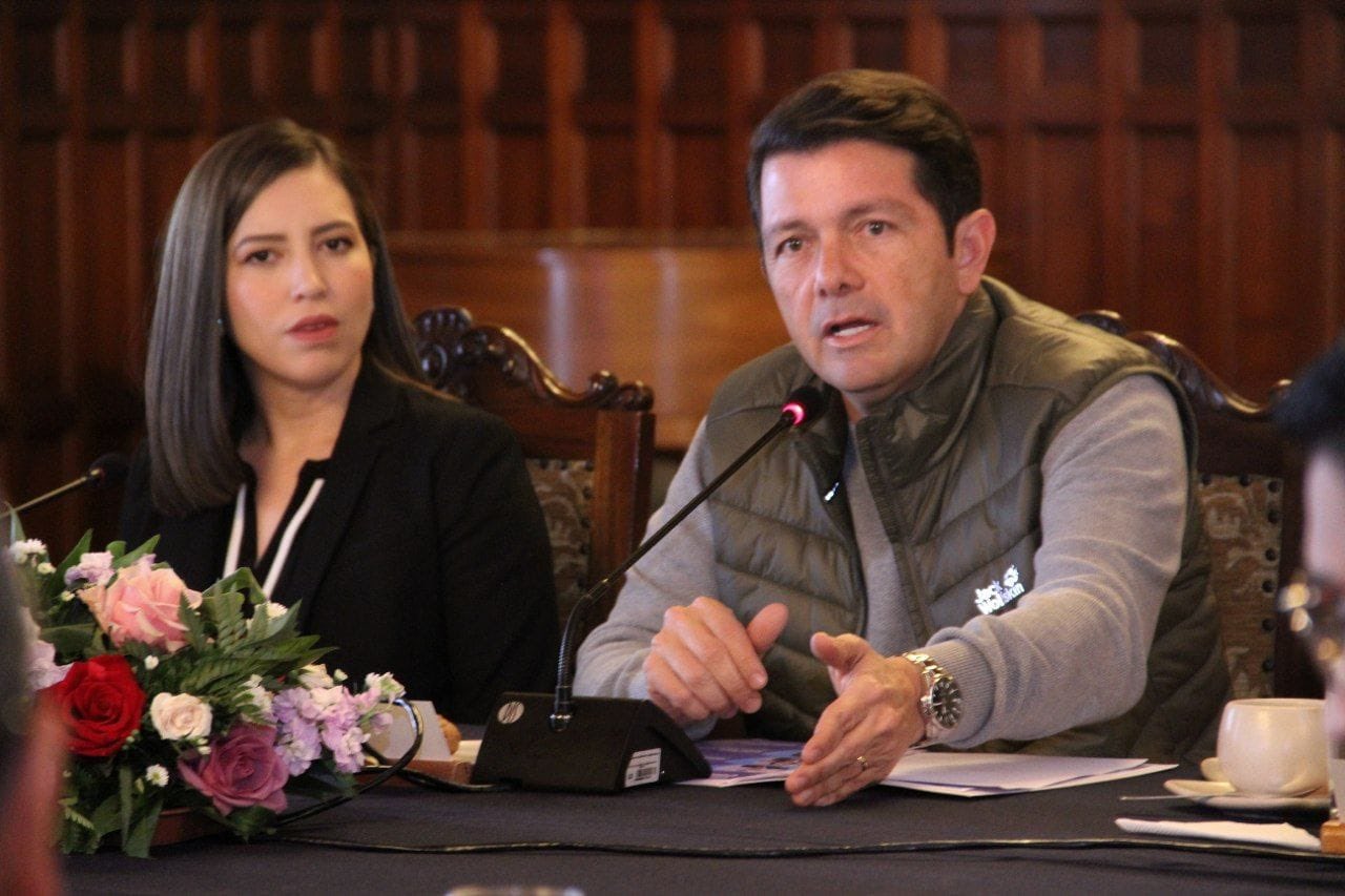 DECISIONES. El Ministro de Gobierno, Francisco Jiménez, se reunió con abogados en el contexto de la consulta popular.